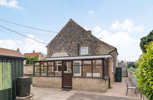 VIOLET COTTAGE, family friendly, with a garden in Feltwell