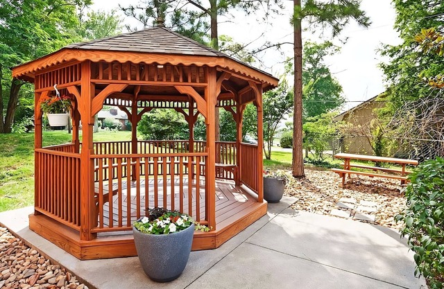 Visit the Lakeshore Park! Private Kitchen & FREE Parking! Pets Allowed, Gazebo!