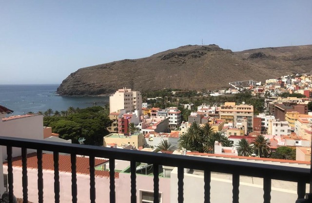 Vista al mar y montaña