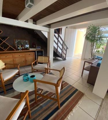 Vista dos sonhos na beira do mar de Angra com pier