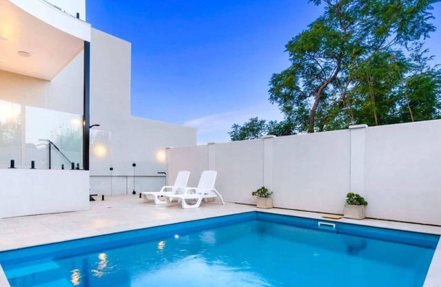 Vista Heights - Contemporary Entertainer
