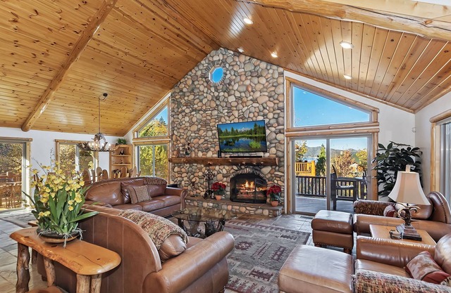 Vista Ridge Retreat by Destination Big Bear : Castle Glen Luxury Log Home with Awesome Lake Views! Hot Tub! Pool Table!