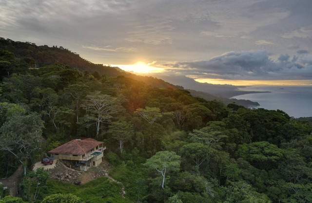 Vista Sirena: Expansive Ocean View 4 bedroom/4.5 bath home above Dominical