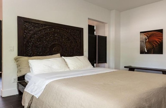 Vive Zen Queen Room