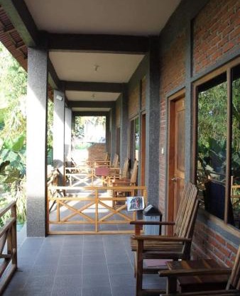Vivian's Lakey peak homestay