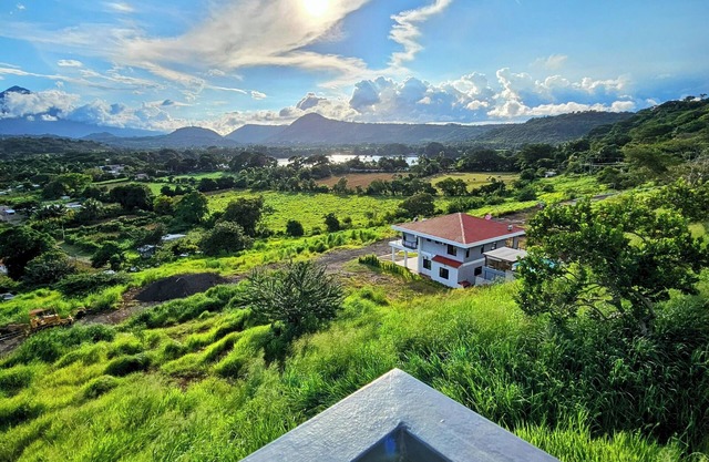 Volcano & Lake View home with swimming Pool- 4 bds, sleeps 11 people