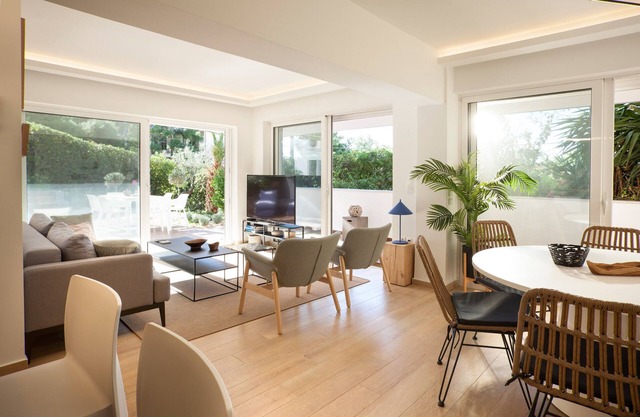 Vouliagmeni Beach Stylish house private garden