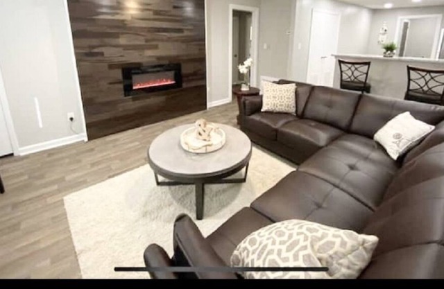 Voyles - Dark Wood Fireplace ✔7min→ATL✈