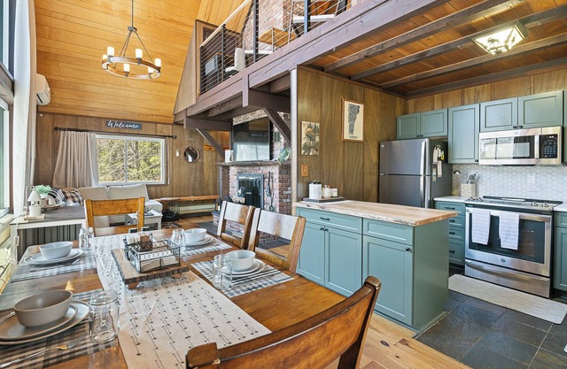 VT escape for all occasions w/New Kitchen, Game Rooms, Media Lounge, Chimney Hill Clubhouse Access!