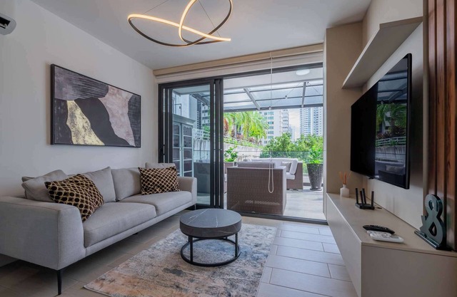 w* | Charming 1BR w/Balcony in San Francisco