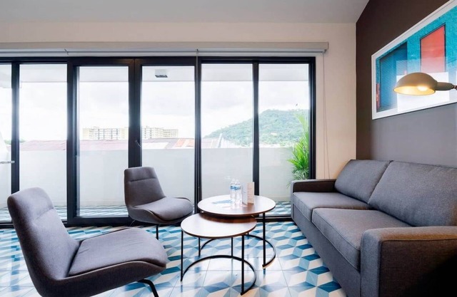 w* | Refined Loft in Santa Ana