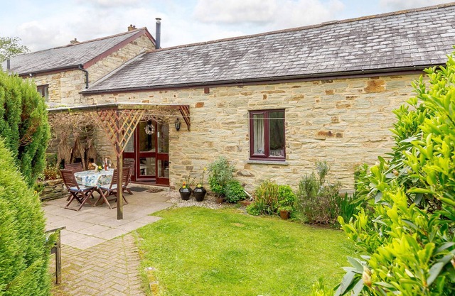 WAGTAIL COTTAGE, family friendly, with open fire in East Taphouse