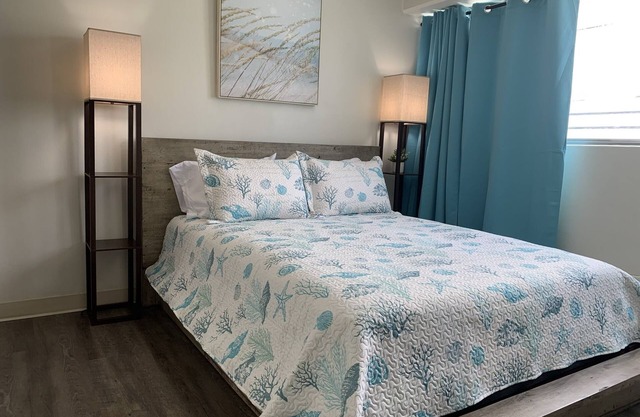 Waikiki Apartment sleeps 5 parking included