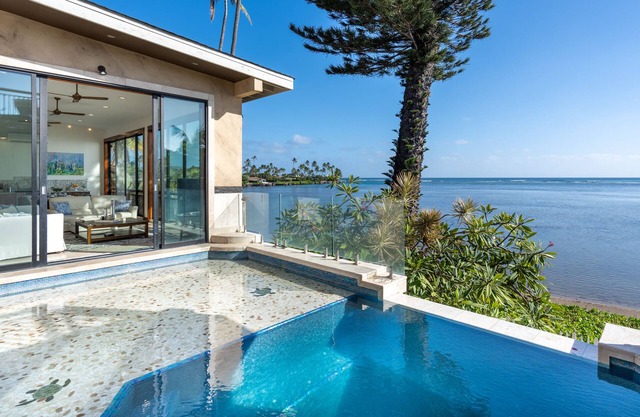 Wailupe Seaside Haven: Beachfront Luxury Home w/Pool & in City Proximity
