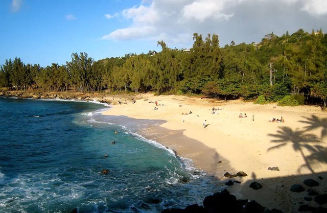 Waimea Bay Cottage - Steps to beach, AC