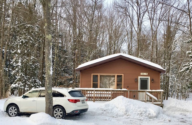 Wake up in a winter wonderland!Snowmobile, ski, ice climb!Parking &Trail Access!