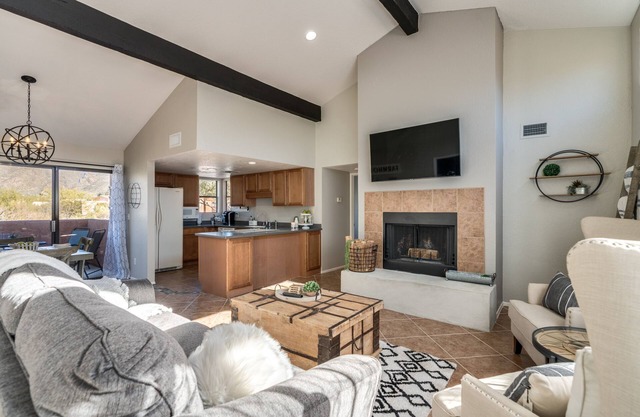 Wake Up to Majestic Mountain Views in a Vaulted 2BR 2 BATH cozy getaway!
