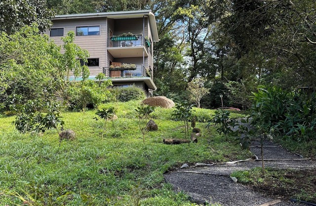 Wake Up with the Birds in Monteverde – Balcony, Views & Great Location