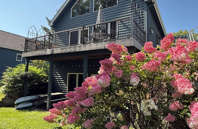 WALDEN HAUS -Lakefront Chalet- Dog Friendly & Breakfast-Golf-Bike-Ski-Hike-Swim