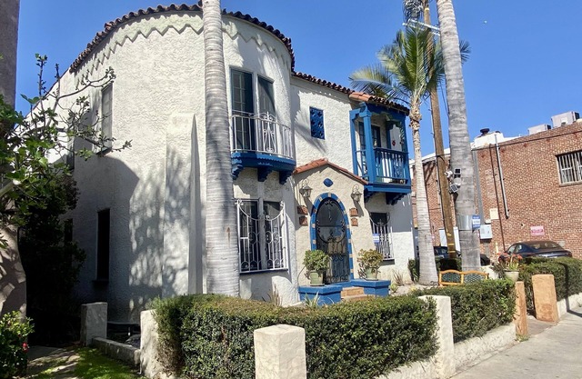 Walk 2 Grove Trader Joe Shops Restaurants Museums Cedars Renovated kitchen baths