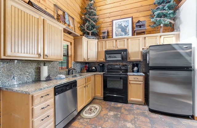 Walk-in Cedar Log Cabin with Gas Fireplace & Whirlpool Tub Show Ticket and Golf Discounts!
