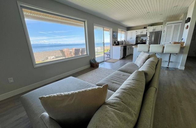 Walk-On Oceanfront Home Steps From Stories Beach
