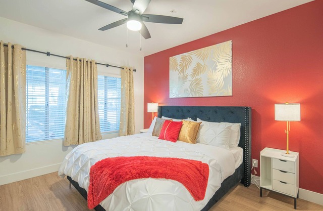 Walk to 2 Pools, BB Courts, Shopping & Parking