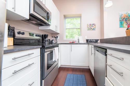 Walk to Acrisure - Parking - Location - GroupStay
