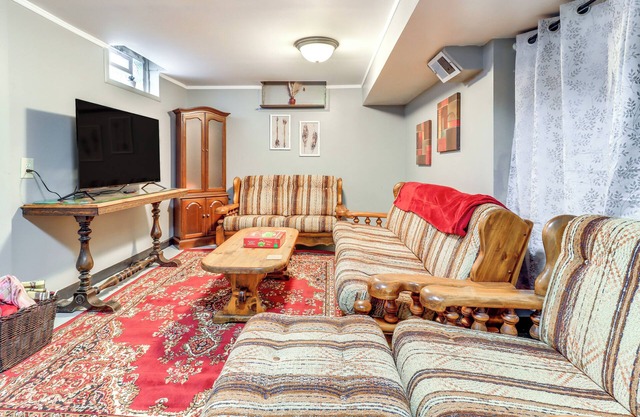 Walk to Adrian College: Family Home in Michigan