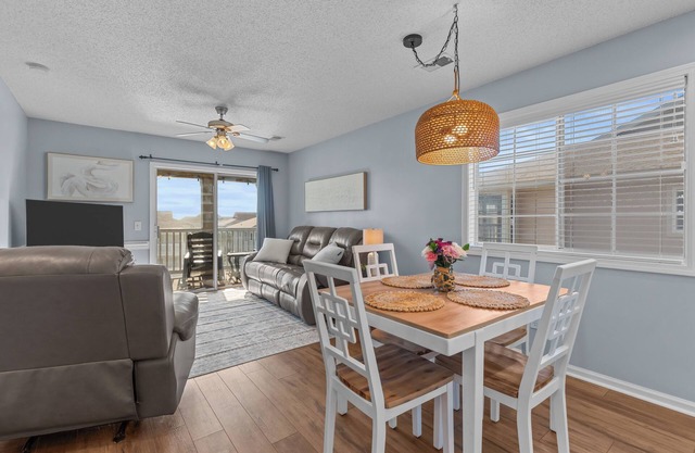 Walk to Beach + Pool -Family-Friendly- Sleeps 6