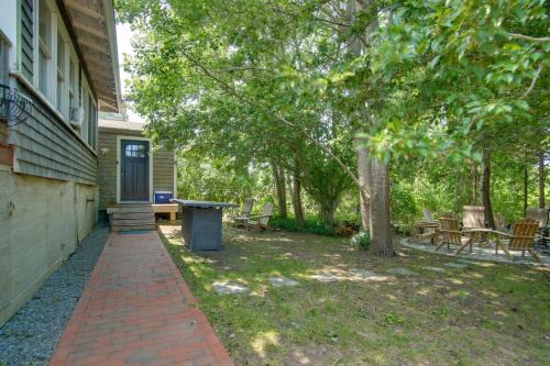 Walk to Beach and Lighthouse Oak Bluffs Studio!