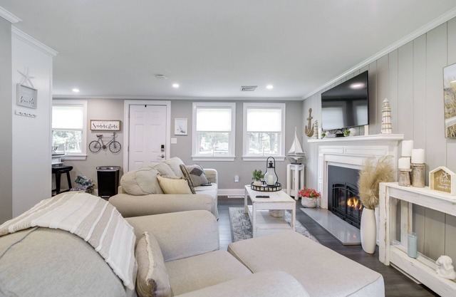 Walk to Beach: Dennis Cottage w/Deck!