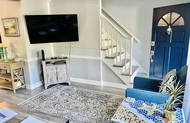 Walk to Beach! East of A1A Central beach. Newly renovated fully equipped.
