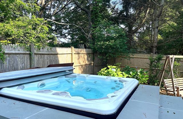 Walk to Beach/Ferry/Downtown - Quiet w/Hot Tub! Get 50% off Island Ferry Tickets