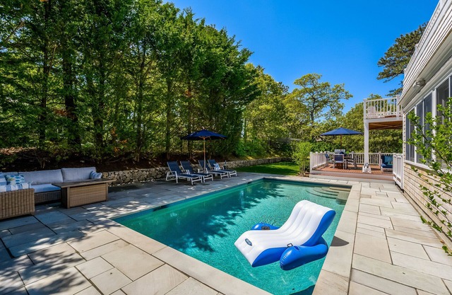 Walk to Beach, Heated pool, AC, WiFi, modern coastal decor, dog friendly