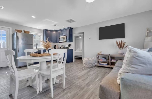 Walk to Beach & Parking with BBQ+Laundry & Linens+Towels