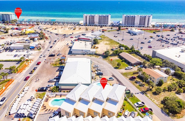 WALK TO BEACH! Spacious, Sleeps 12! Gulf View, Pool