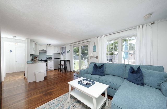 Walk To Beaches, Main Street, and Harbor. 1BR Cottage. Quiet Area. Captain Gosnold Village 5B