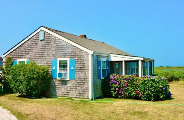 Walk to Cisco/ Charming cottage and garage apt on Hummock Pond