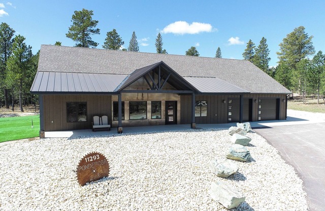 Walk to Clubhouse, 2600+ Sq. Ft. Open Floor Plan w/Hot Tub and Big Driveway!