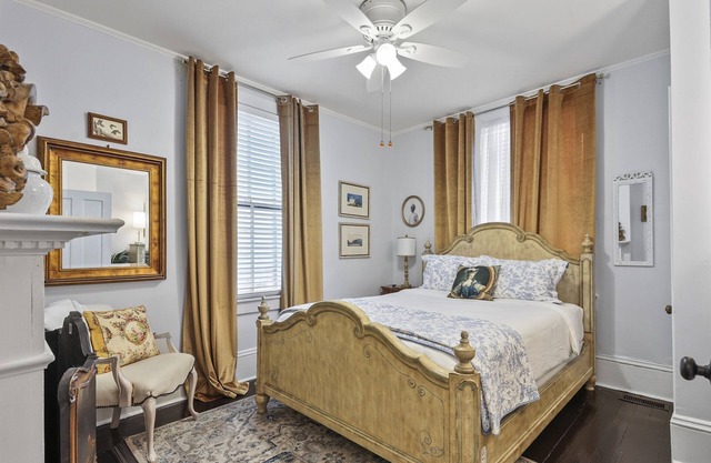 Walk to Cozy Forsyth Park, Charming Downtown Savannah, Charming Townhome