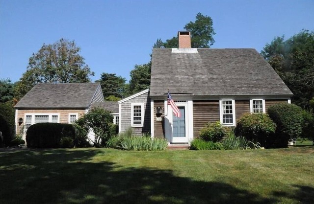 Walk to Crystal Lake; private Pickleball, Tennis Court; Basketball Hoop