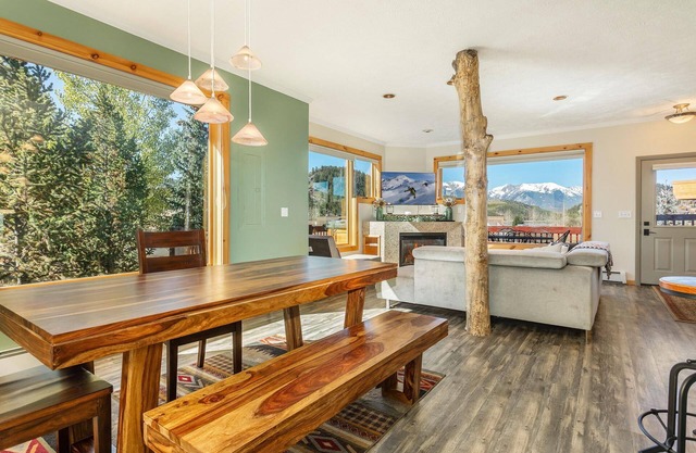 Walk to Dining, Relax in Hot Tub. Enjoy Lake/Mountain Views. Central to World-Class Skiing/Trails