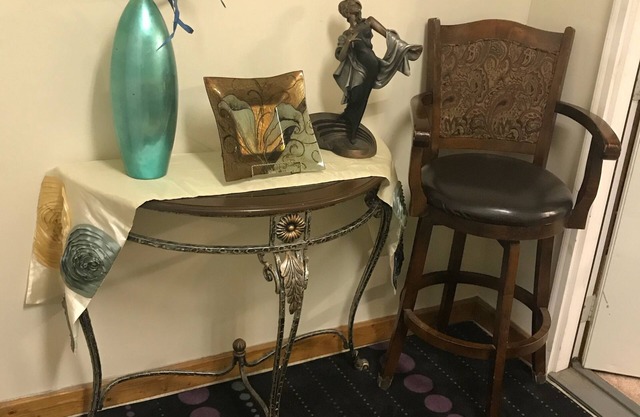 Walk to downtown Akron from this lovely 3 bedroom apartment.