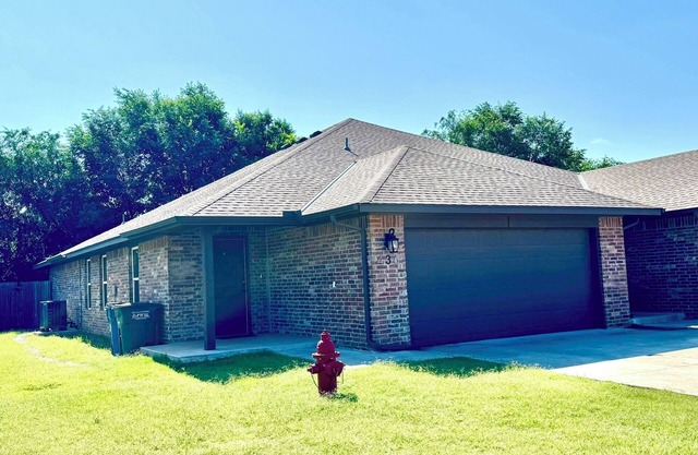 Walk to Downtown Edmond! Pet Friendly, Garage Access, King Bed!