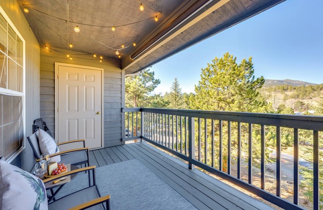 Walk to Downtown: Mountain-View Estes Escape