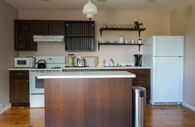 Walk to Downtown or conservation area, 2 Bedroom home . Sleeps 4. Pets welcomed