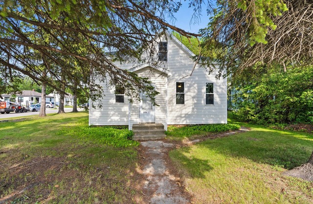 Walk to Downtown Sturgeon Bay & Sunset Park!