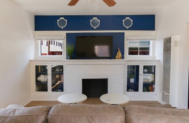 Walk to DTLB, RetroRow, & Beach!