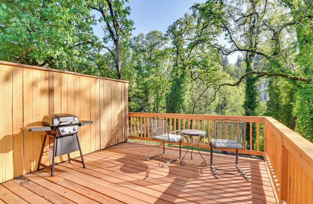 Walk to Dtwn Milwaukie: Family Gem w/Creek Access